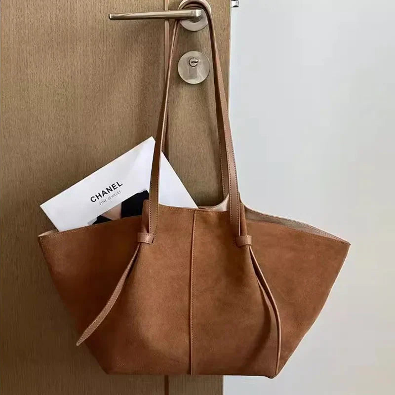 Amelith Vegan Suède Tote Bag – Tijdloze Luxe & Functionele Elegantie