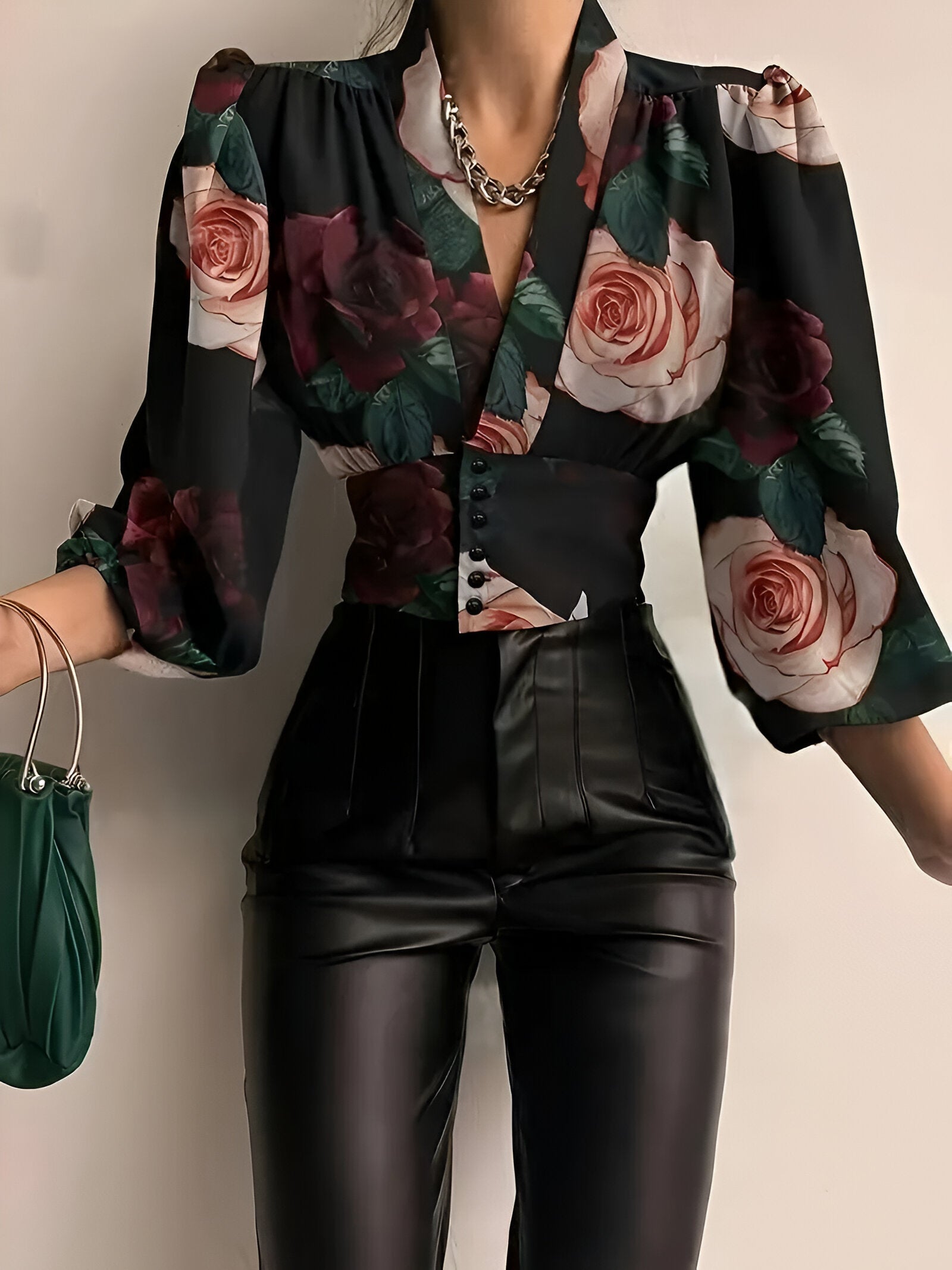 Améliane Floral Blouse – elegante bloemenprint blouse met diepe V-hals en getailleerde pasvorm