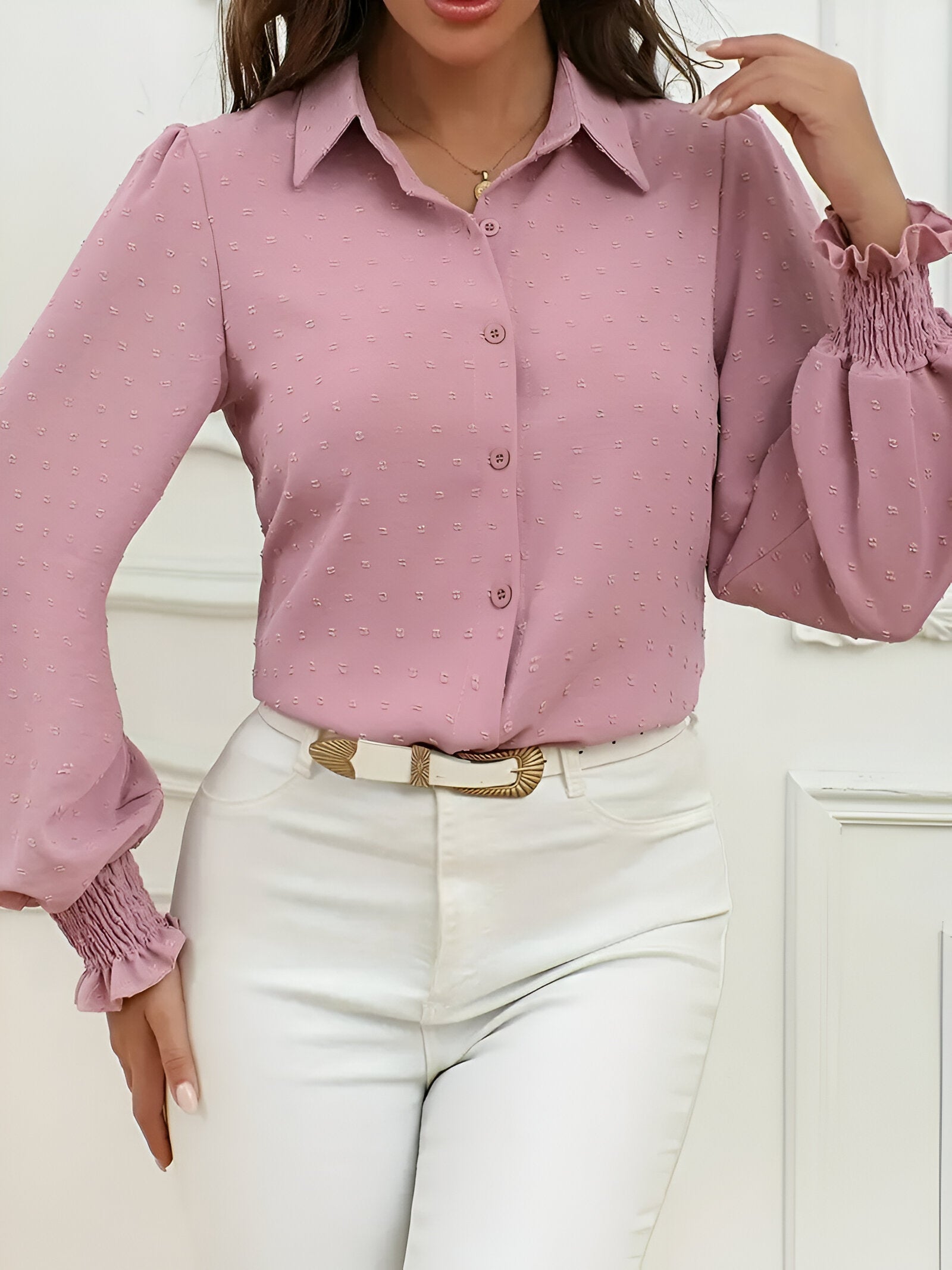 Cléonie Swiss Dot Blouse – elegante blouse met lantaarnmouwen en verfijnde textuur