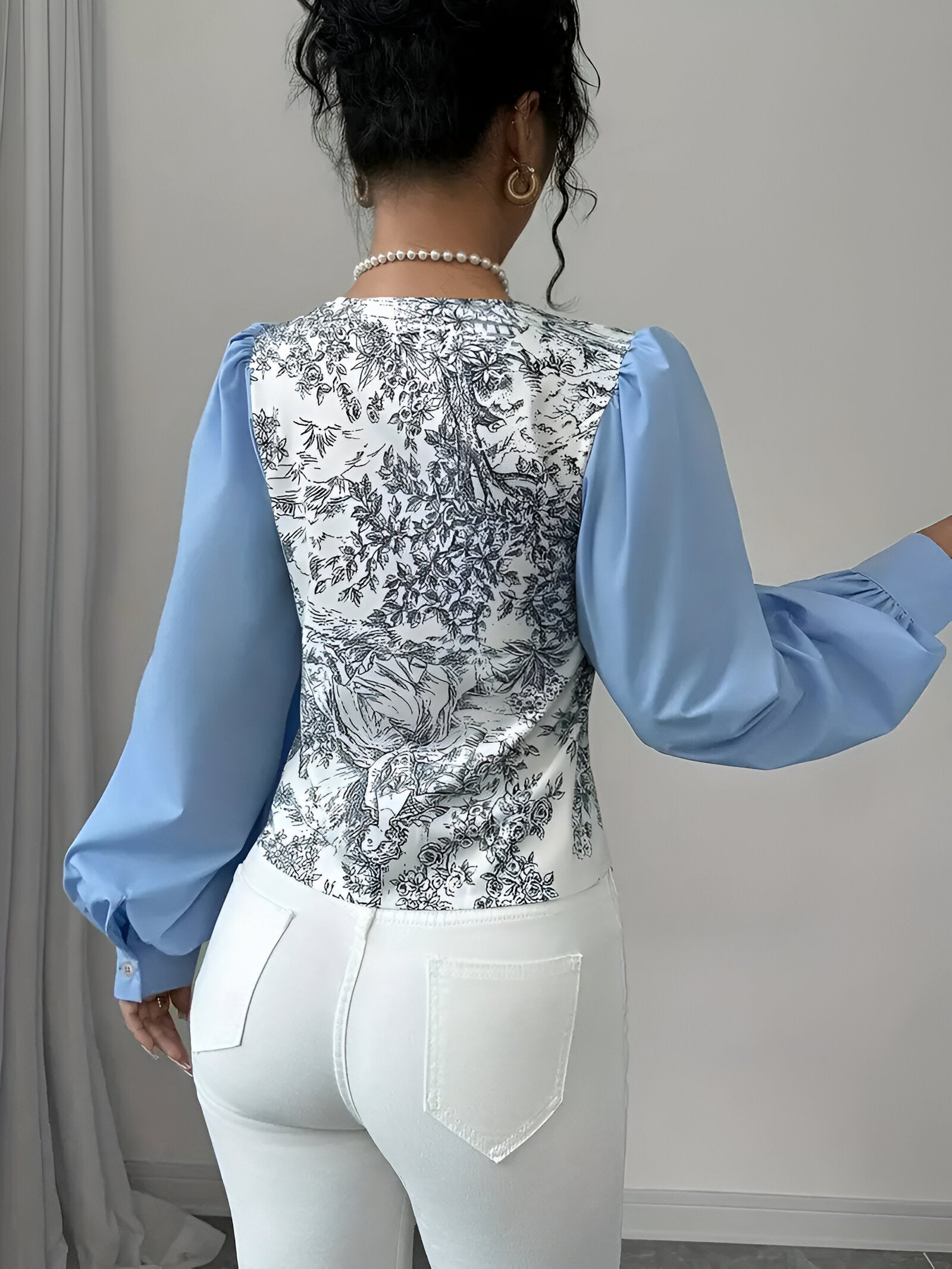 Florine Bloom Blouse – elegante bloemenprint blouse met V-hals en lantaarnmouwen