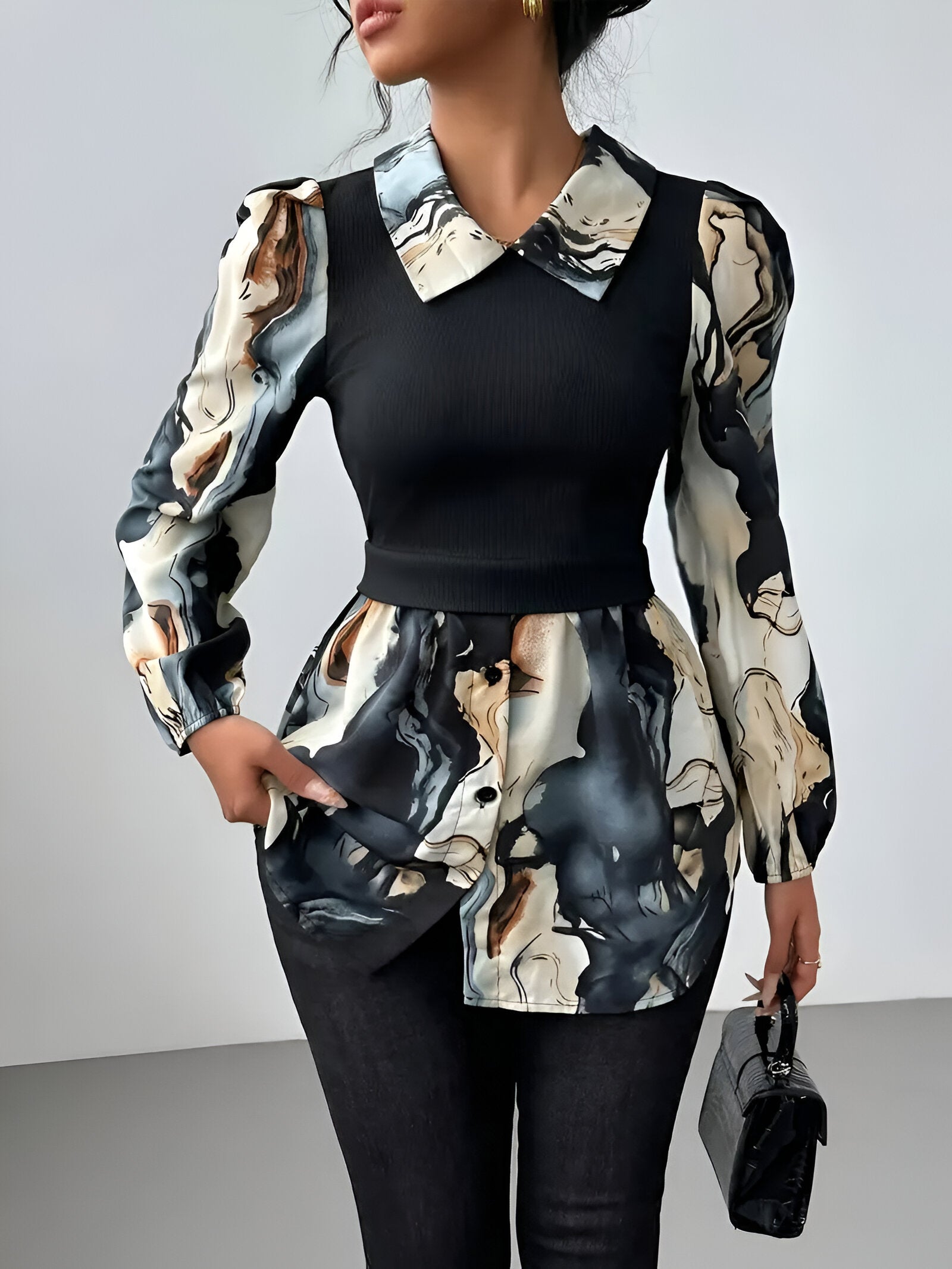 Auréliane Marble Print Blouse – elegante blouse met artistieke marmerprint en moderne details