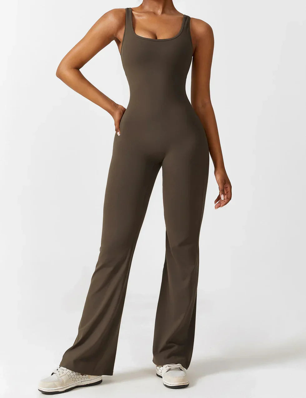 Elenaya – Flared shaping jumpsuit met diepe V-rug