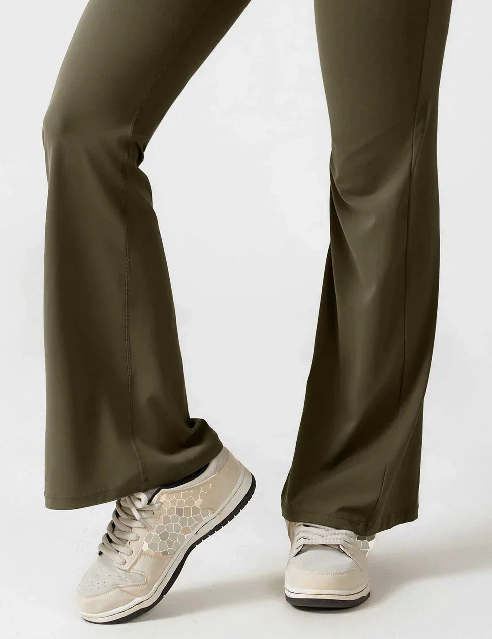 Elenaya – Flared shaping jumpsuit met diepe V-rug