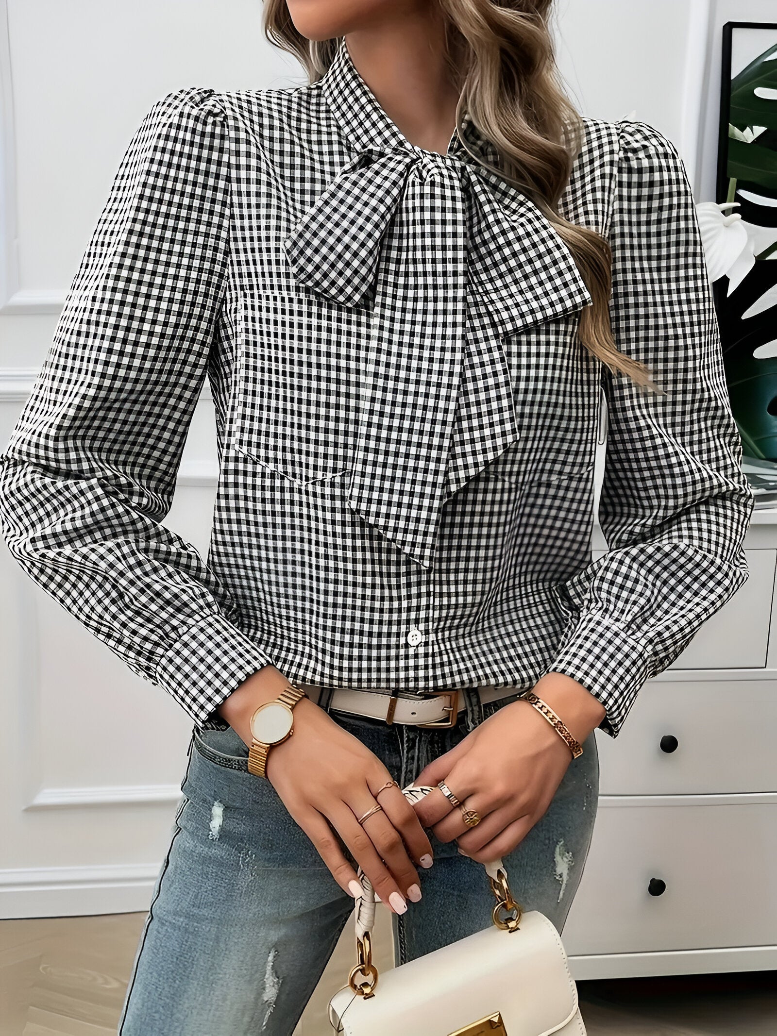 Éliane Checked Blouse – stijlvolle blouse met ruitpatroon, strikdetail en giletstijl