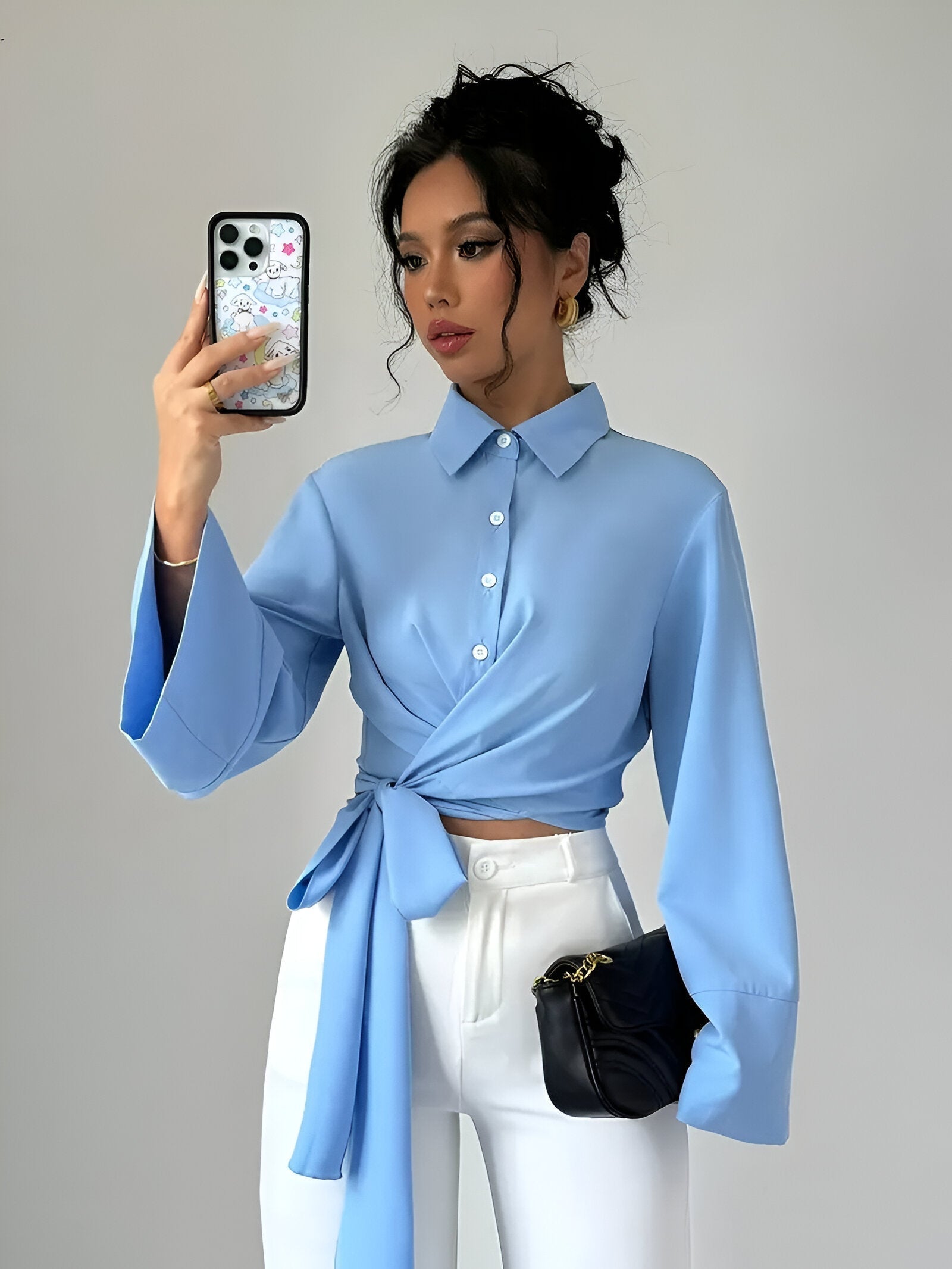 Althéa Crop Top – speelse crop top met rechte halslijn, klokkende mouwen en strikdetail