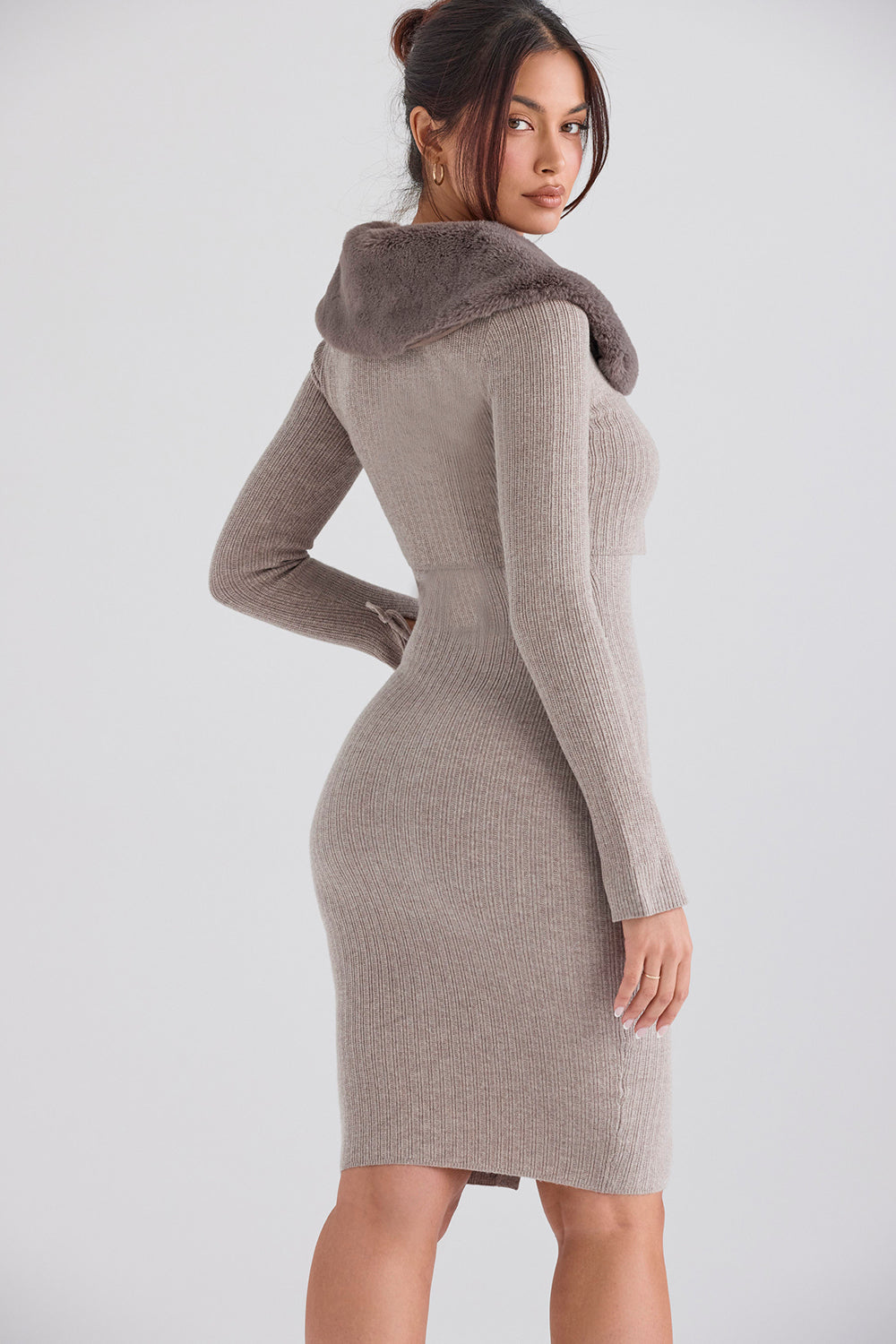 Mirelle Jurk – Beige Gebreide Jurk met Nepbontkraag en Elegante Knopen