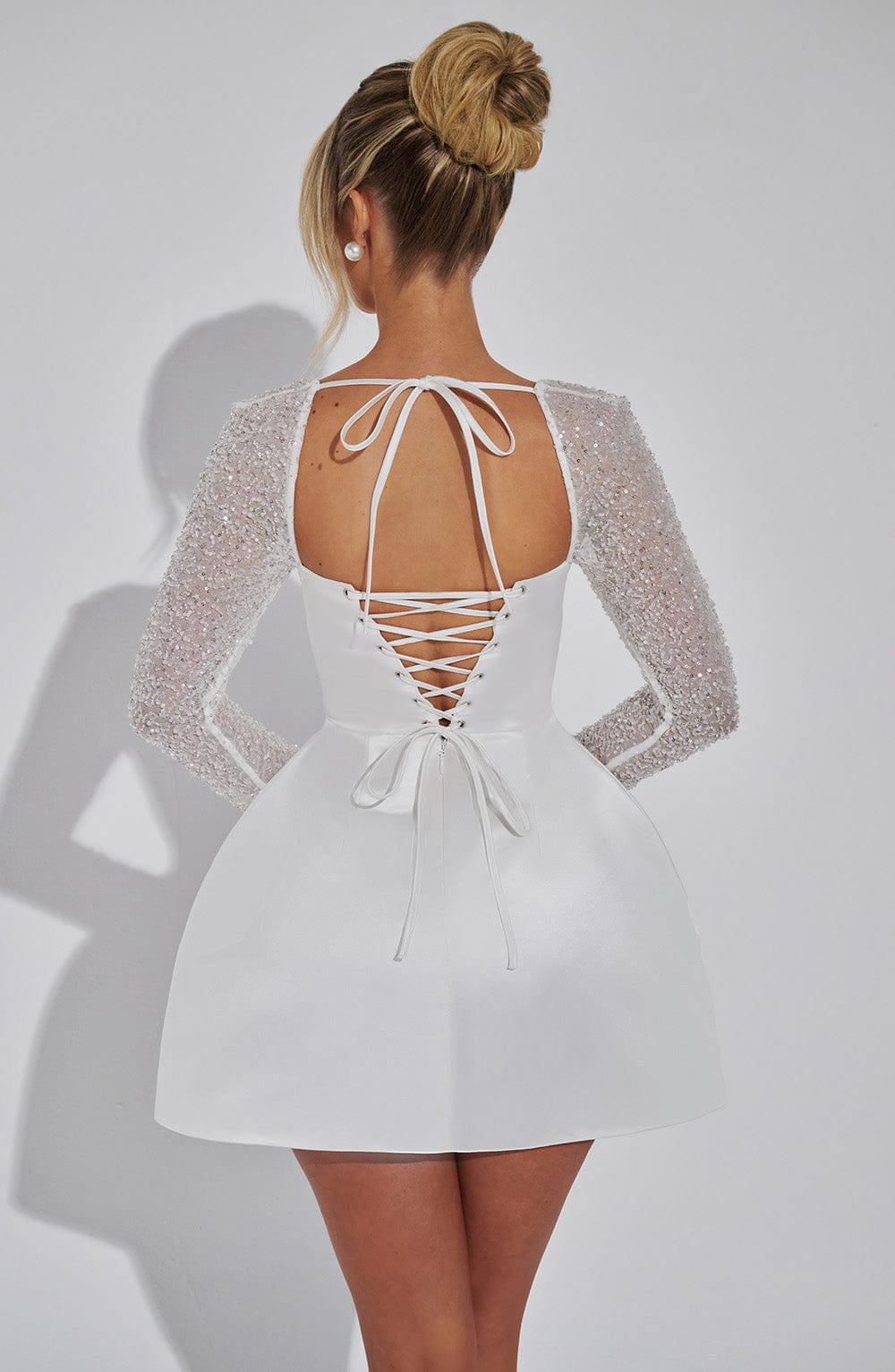 Amira Satin Glow Dress – Verfijnde Glamour met een Moderne Twist