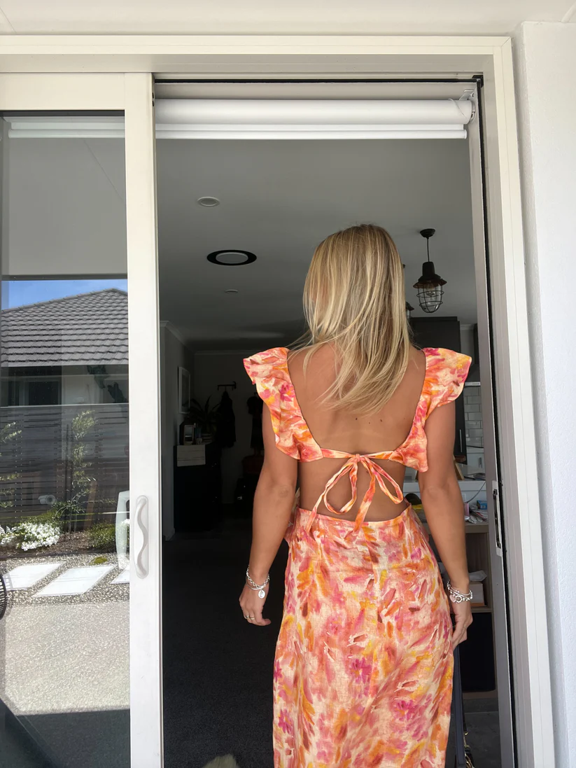 Floressa – Zomerse bloemenjurk met ruches en elegante open details