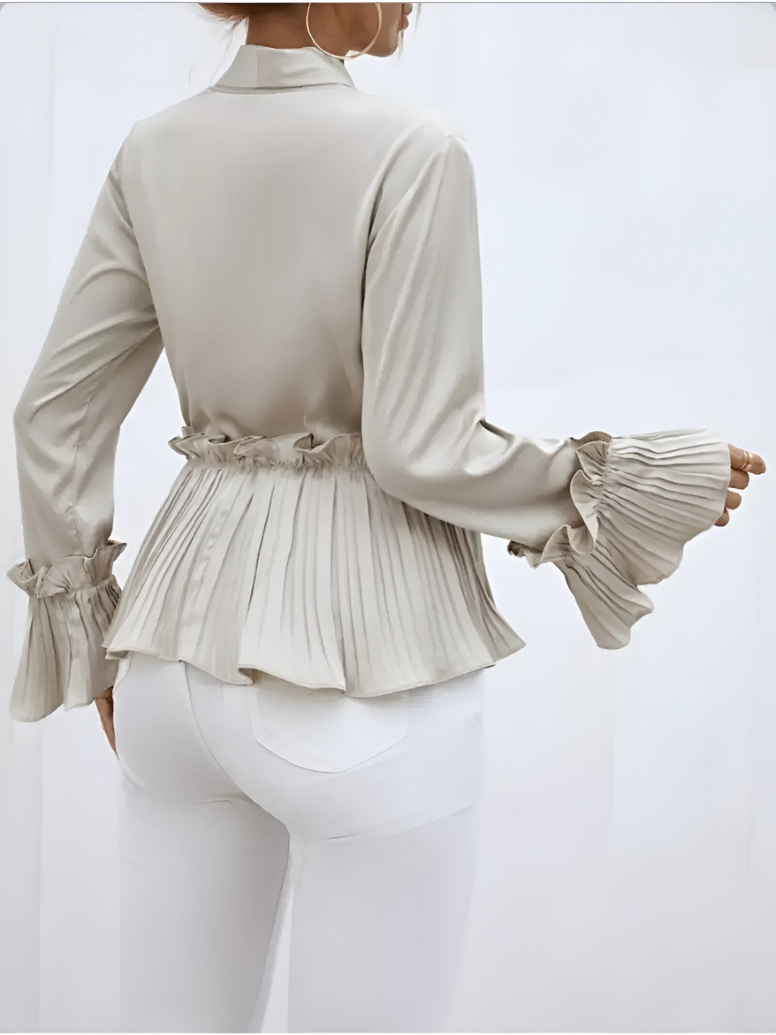 Marivelle Pleated Blouse – elegante blouse met V-hals, plooien en strikceintuur