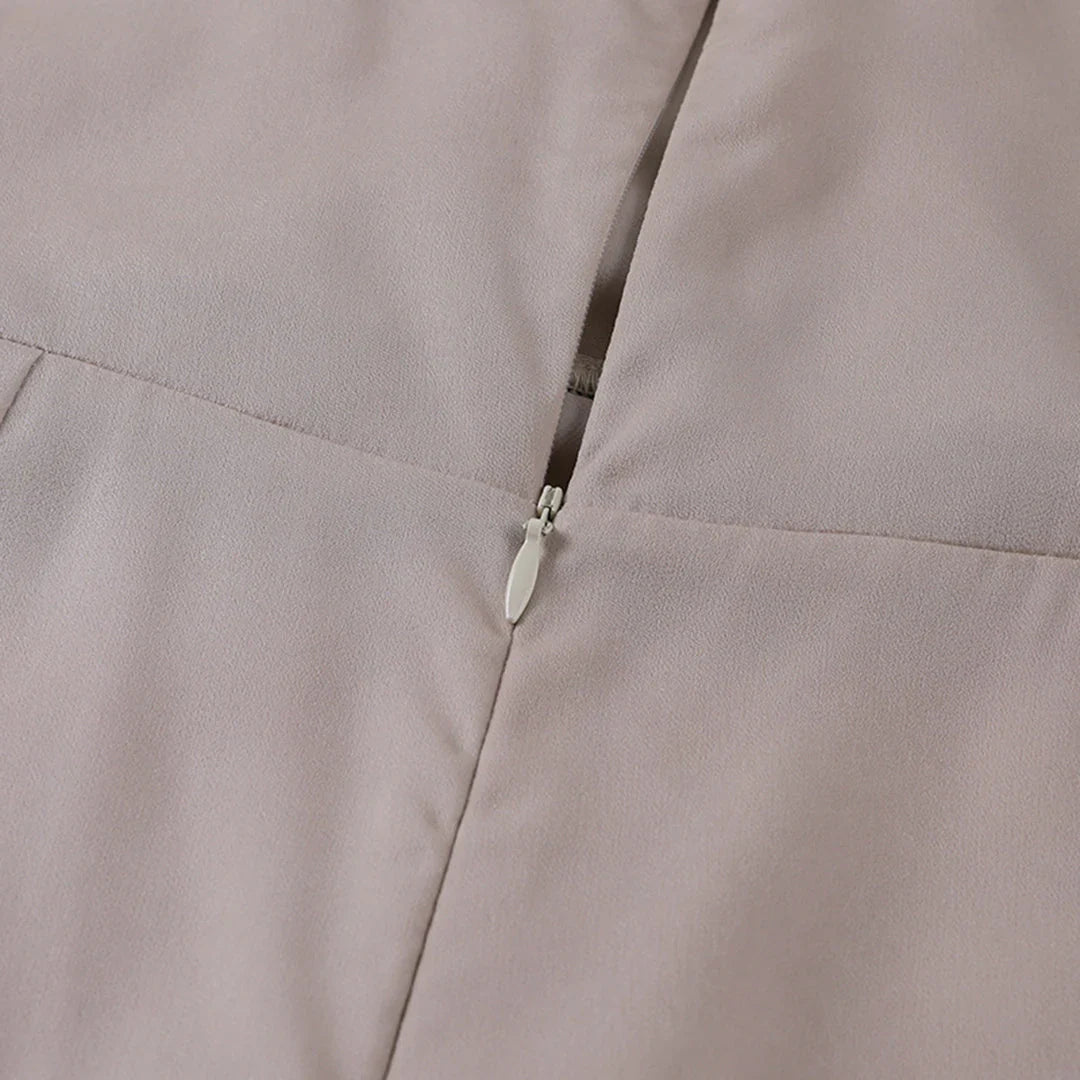 Lara - Chic Zwarte Jurk met Subtiele Split voor een Elegante Verschijning