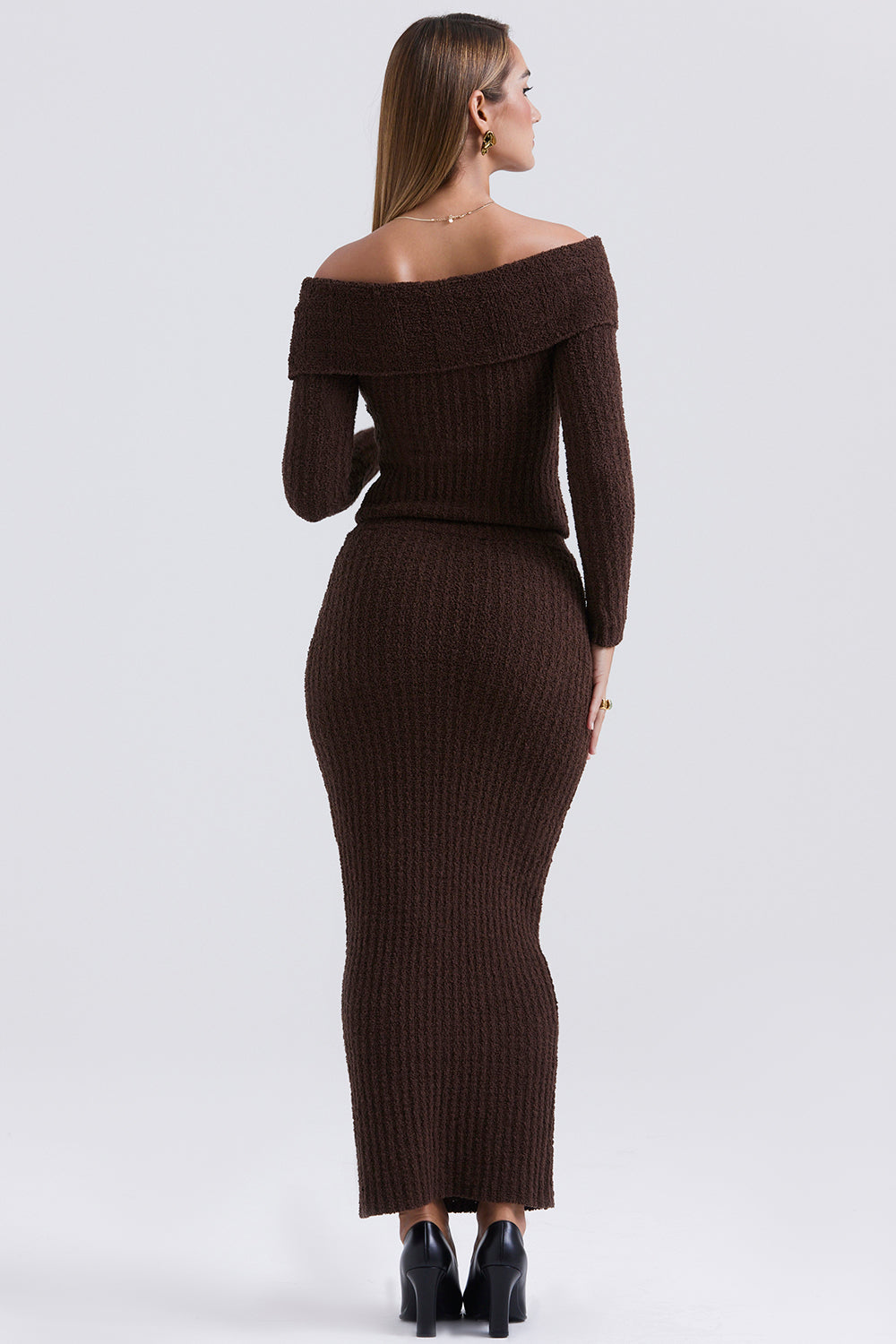 Elyra Knit Set – Chocoladekleurige Off-Shoulder Gebreide Set met Rok
